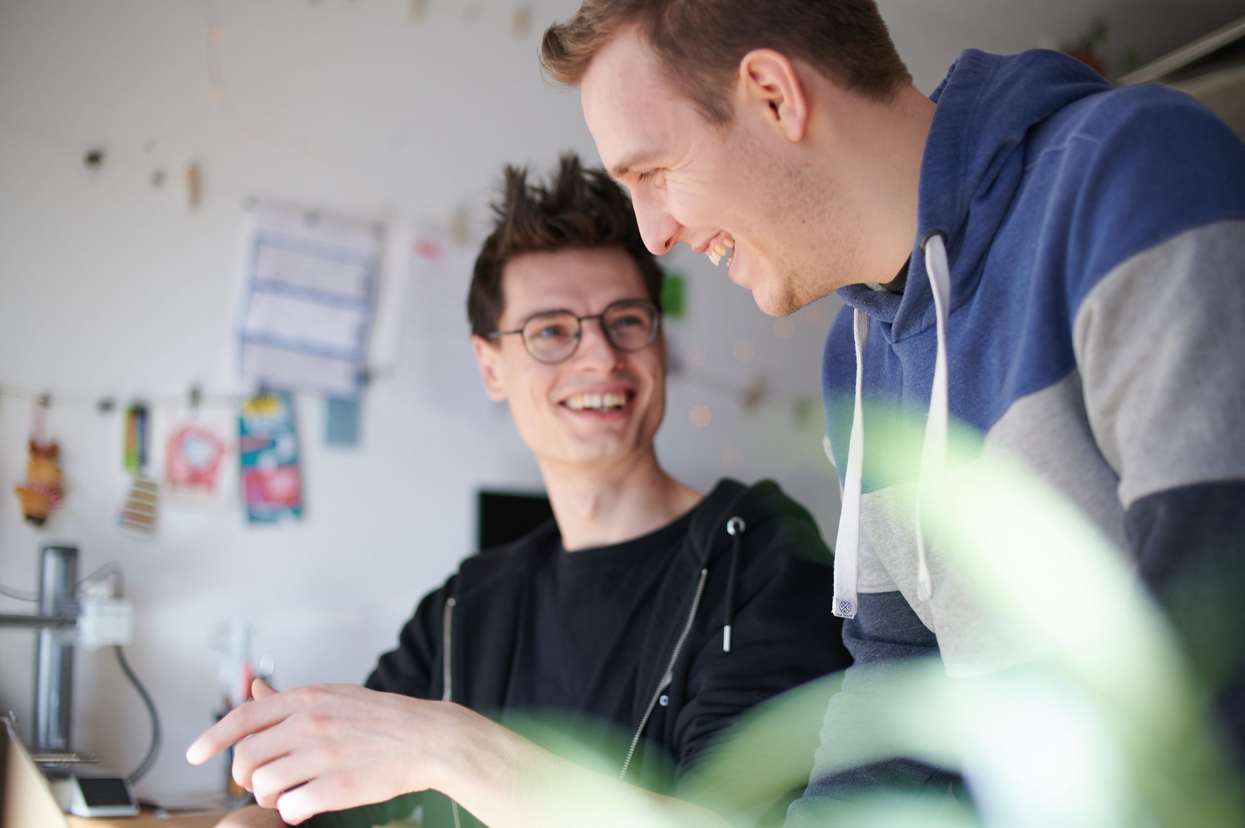 Dominik und Emanuel sind im Büro und arbeiten an einem Projekt