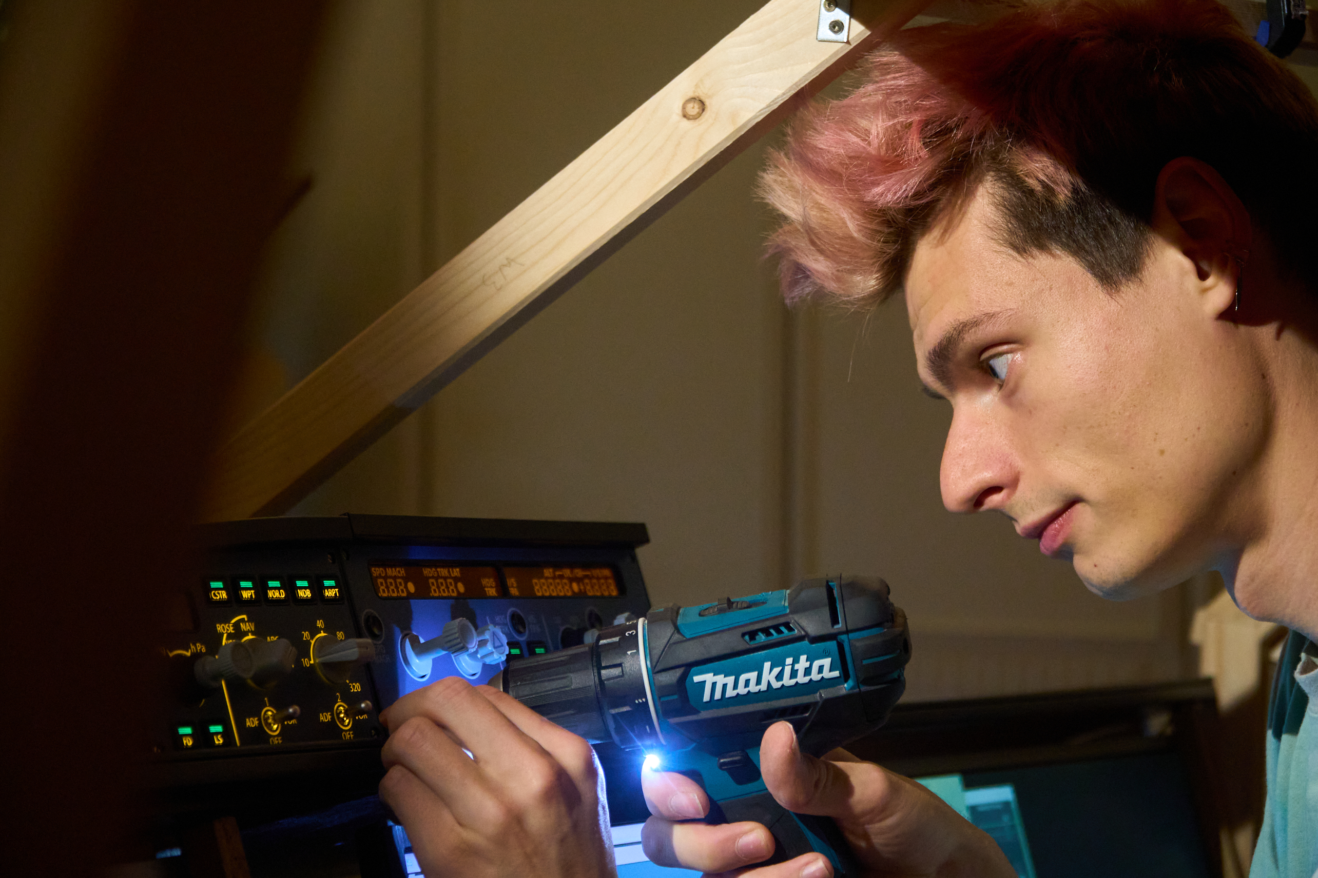 Kickoff: Erste Schraubarbeiten am Panel